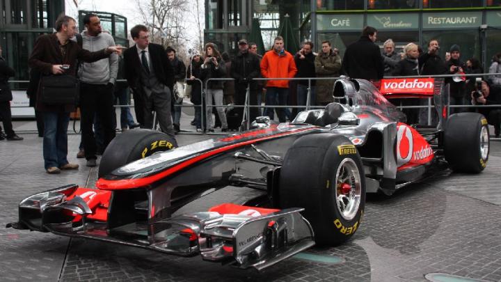 http://www.formula1.pl/galeria/www/2011/Prezentacje/McLaren/McLaren_MP4_26_05.jpg