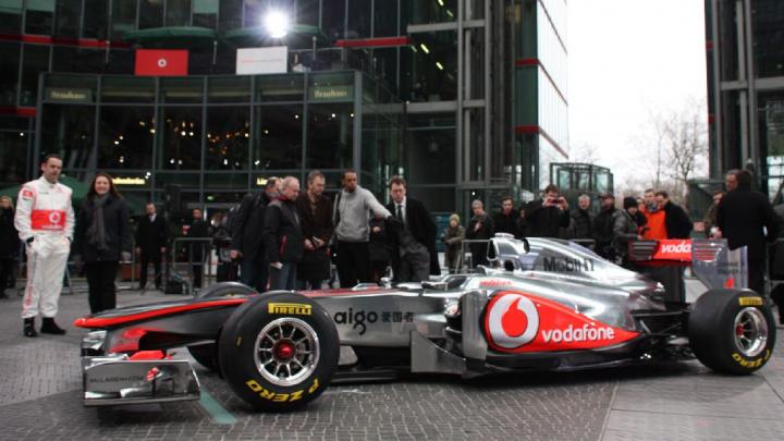 http://www.formula1.pl/galeria/www/2011/Prezentacje/McLaren/McLaren_MP4_26_06.jpg