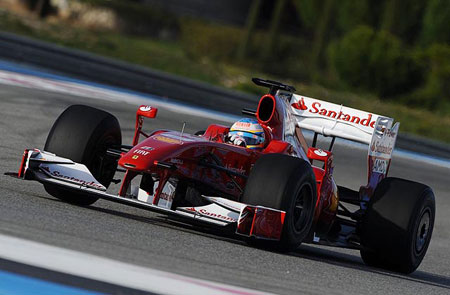 Fernando Alonso w F60 przedstawiającym nowe barwy Ferrari na sezon 2010